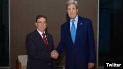 El secretario de Estado, John Kerry, y el canciller cubano, Bruno Rodriguez, estrechan manos antes de la histórica reunión en Panamá.