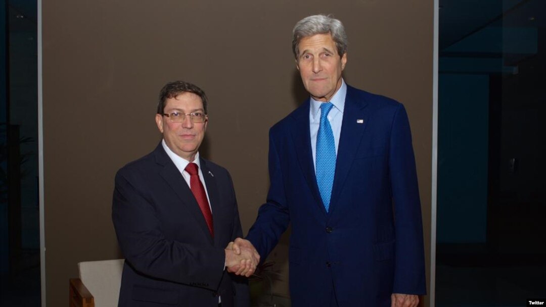 Menlu AS John Kerry dan Menlu Kuba Bruno Rodriguez (Foto: dok).