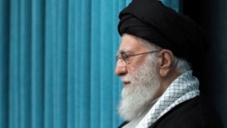 Pemimpin Tertinggi Iran Ayatollah Ali Khamenei menghadiri pertemuan dengan sekelompok pejabat di Teheran, Iran, Sabtu, 8 Maret 2025. (Kantor Pemimpin Tertinggi Iran via AP)