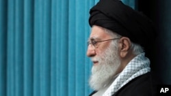 Pemimpin Tertinggi Iran Ayatollah Ali Khamenei menghadiri pertemuan dengan sekelompok pejabat di Teheran, Iran, Sabtu, 8 Maret 2025. (Kantor Pemimpin Tertinggi Iran via AP)