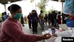 Una mujer se somete al examen médico por coronavirus en la apartada comunidad de Quilombo Peropava, Sao Paulo, Brasil, el país con más contagios por COVID-19 en la región latinoamericana.Julio 29 de 2020.