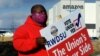 资料照：2月9日在亚马逊贝塞默仓库前，工会成员佛斯特举牌呼吁工人投票同意加入工会 （美联社）