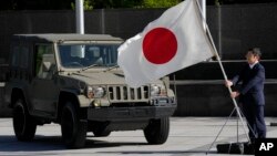 Ceremonia de entrega de equipo de defensa para Ucrania en el Ministerio de Defensa, Tokio, miércoles 24 de mayo de 2023.