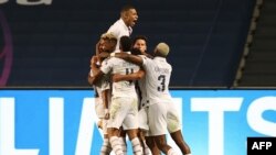Jogadores do Paris Saint-German celebram golo contra o Atalanta, em jogo de quartos-de-final da Liga dos Campeões. 12 agosto 2020