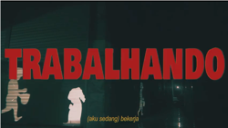 Video mapping 'Rekonstruksi' menampilkan siluet anak-anak di sejumlah tempat umum di Makassar, berupaya mengangkat kisah stolen children dari Timor Leste. (Sumber: Tangkapan layar/AJAR/Bombo)