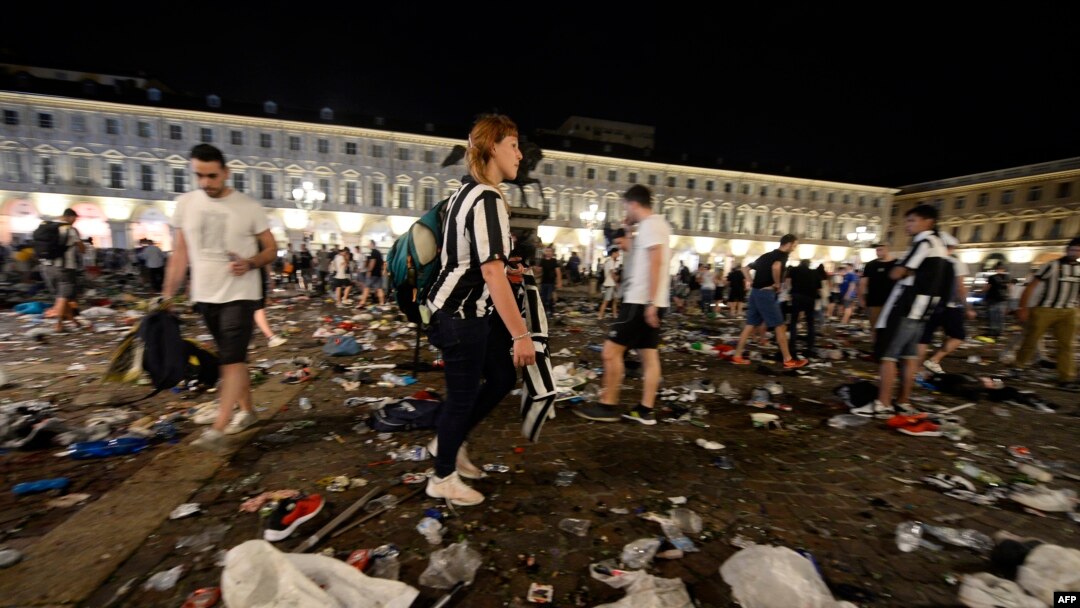 Pendukung Juventus mencari barang milik pribadi di Piazza San Carlo setelah kepanikan yang timbul di zona pendukung dimana ribuan pendukung Juventus menonton pertandingan final Liga Champions UEFA antara Juventus dan Real Madrid di layar raksasa di Turin, Italia, tanggal 3 Juni 2017 (foto: AFP PHOTO/MASSIMO PINCA)