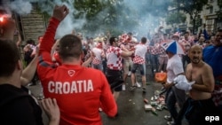 Des supporters croates se réunissent en dehors du stade avant que le match entre la Turquie et la Croatie au Parc des Princes à Paris, France, 12 juin 2016. epa/ CHRISTOPHE PETIT TESSON