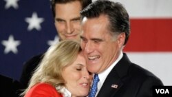 Kandidat calon presiden partai Republik, mantan gubernur Massachusetts, Mitt Romney bersama istrinya, Ann di Des Moines, Iowa (3/1).