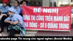 Các nữ tu và giáo dân phản đối việc xậy dựng ở số 5 Quang Trung, Hà Nội, hôm 8/5/2018