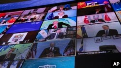 조 바이든 미국 대통령이 22일 주최한 기후변화 화상 정상회의에 각 국 정상들이 참석했다. 워싱턴 백악관 이스트룸에 설치된 화면에 회의가 중계되고 있다.