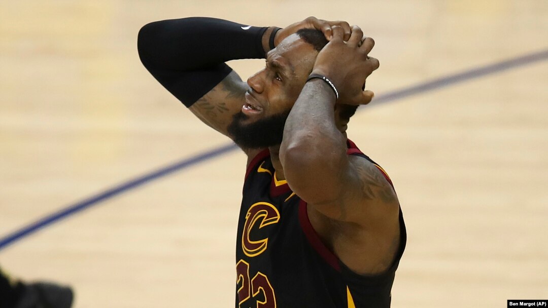 Košarkaš Klivlenda Lebron Džejms reaguje na sudijsku odluku u drugom poluvremenu prve utakmice finala NBA plej-ofa (Foto: AP/Ben Margot)