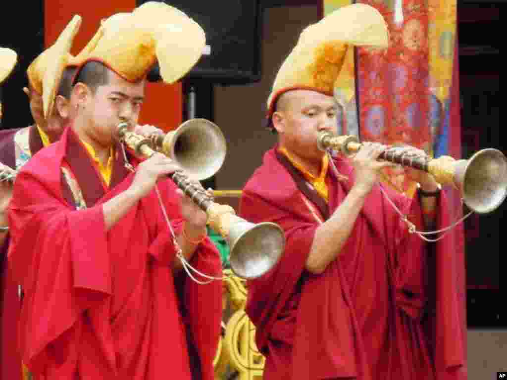 吹奏鎖吶的喇嘛