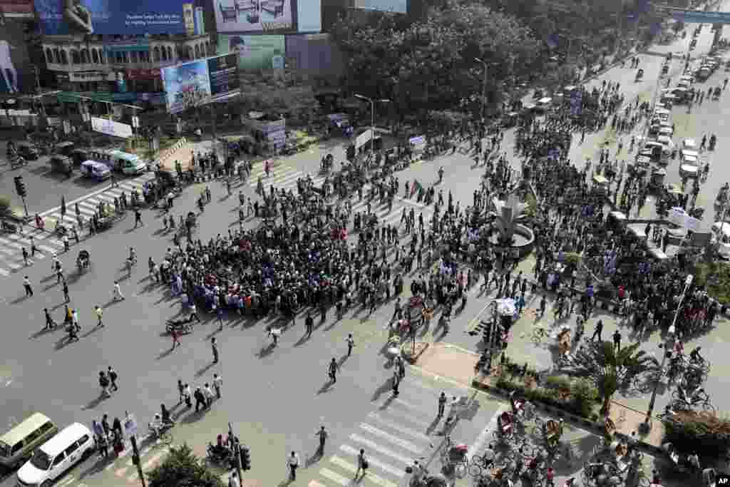 Protesters demand immediate execution of Islamist opposition leader Abdul Quader Mollah in Dhaka, Dec. 11, 2013.