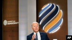 Le président Joe Biden s'exprime depuis l'Auditorium du complexe de la Maison Blanche à Washington, le 9 décembre 2021.