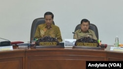 Presiden Joko Widodo dan Wakil Presiden Jusuf Kalla memimpin rapat terbatas di Kantor Presiden Jakarta. (Foto: Biro Pers Kepresidenan)