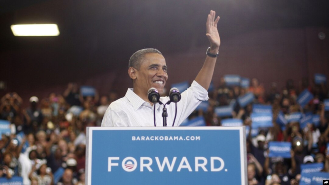 Presiden Obama berbicara di hadapan serikat buruh otomotif di kota Toledo, negara bagian Ohio, Senin (3/9).
