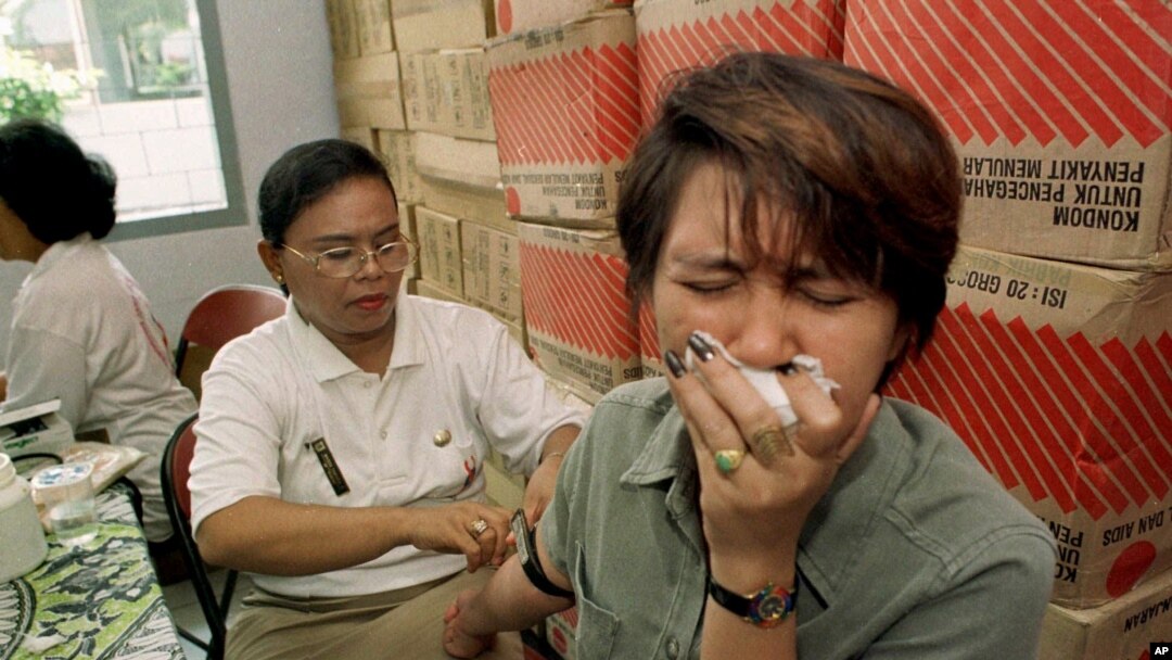 Seorang pekerja seks sedang diambil darah untuk tes HIV di Yayasan Karya Bhakti, Jakarta, 3 Desember 1997. (Foto: Dok/AP Photo)