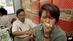 Seorang pekerja seks sedang diambil darah untuk tes HIV di Yayasan Karya Bhakti, Jakarta, 3 Desember 1997. (Foto: Dok/AP Photo)