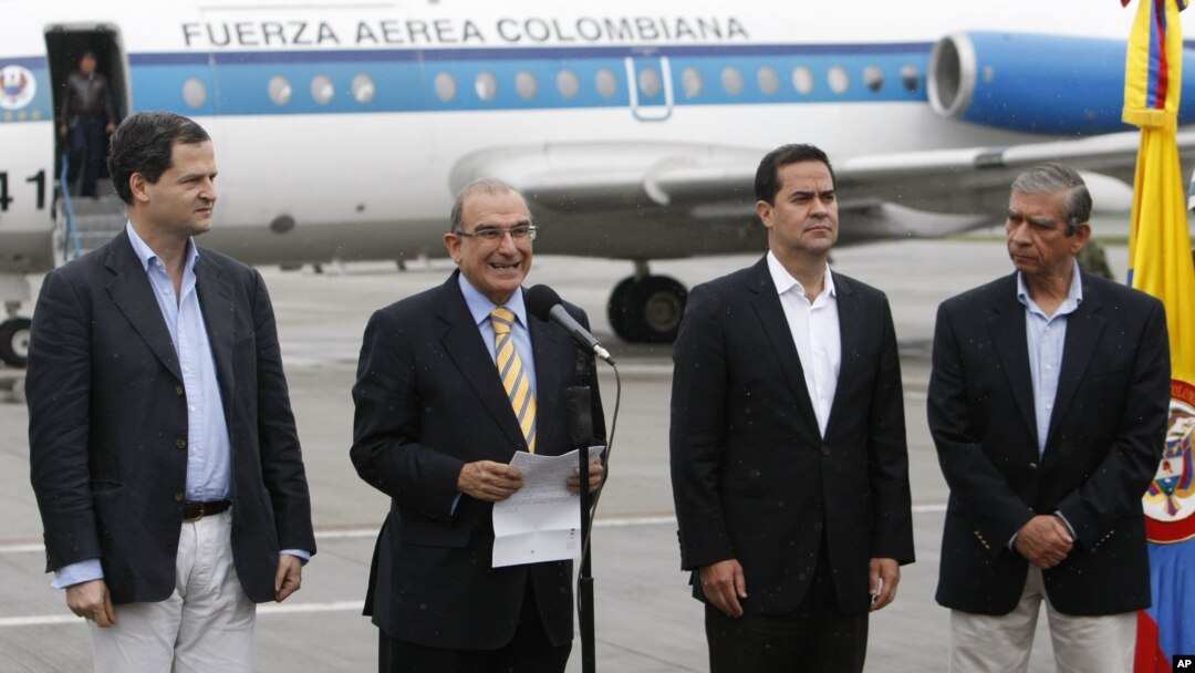 Pemimpin tim perdamaian Kolombia, Humberto de la Calle (dua dari kiri), memberikan keterangan pers sebelum berangkat ke Havana untuk dialog damai dengan Pasukan Bersenjata Revolusi Kolombia (FARC) di bandara militer di Bogota (18/11).