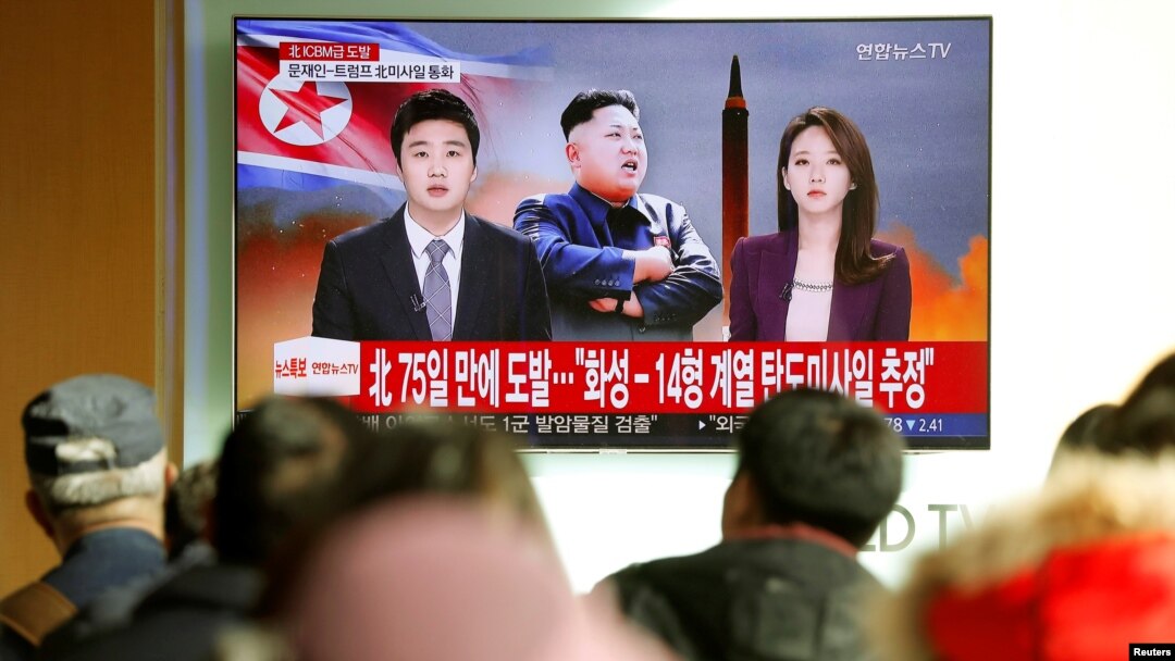 Orang-orang menonton siaran TV yang melaporkan berita tentang Korea Utara yang menembaki rudal balistik antar benua (ICBM) yang mendarat di dekat Jepang, di Seoul, Korea Selatan, 29 November 2017. 