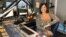 La locutora radial Patricia de Lima en conversación con la Voz de América. 