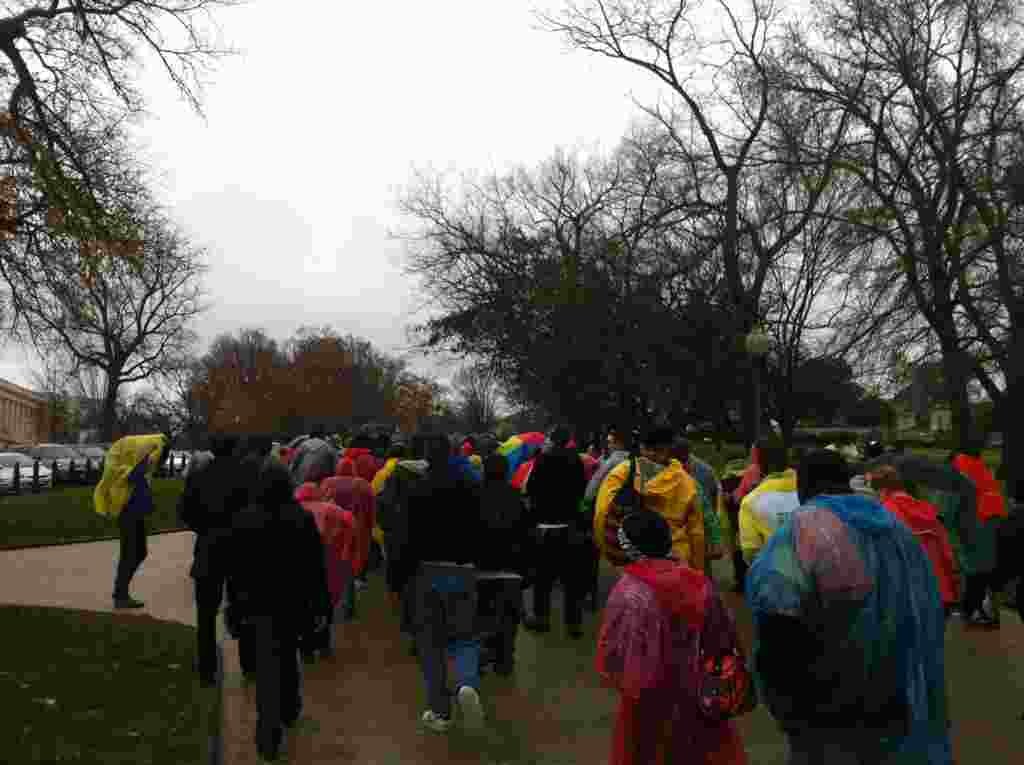 A pesar de la lluvia, los indignados dieron inició a la protesta "Devuelvan el Capitolio" que durarán toda la semana.
