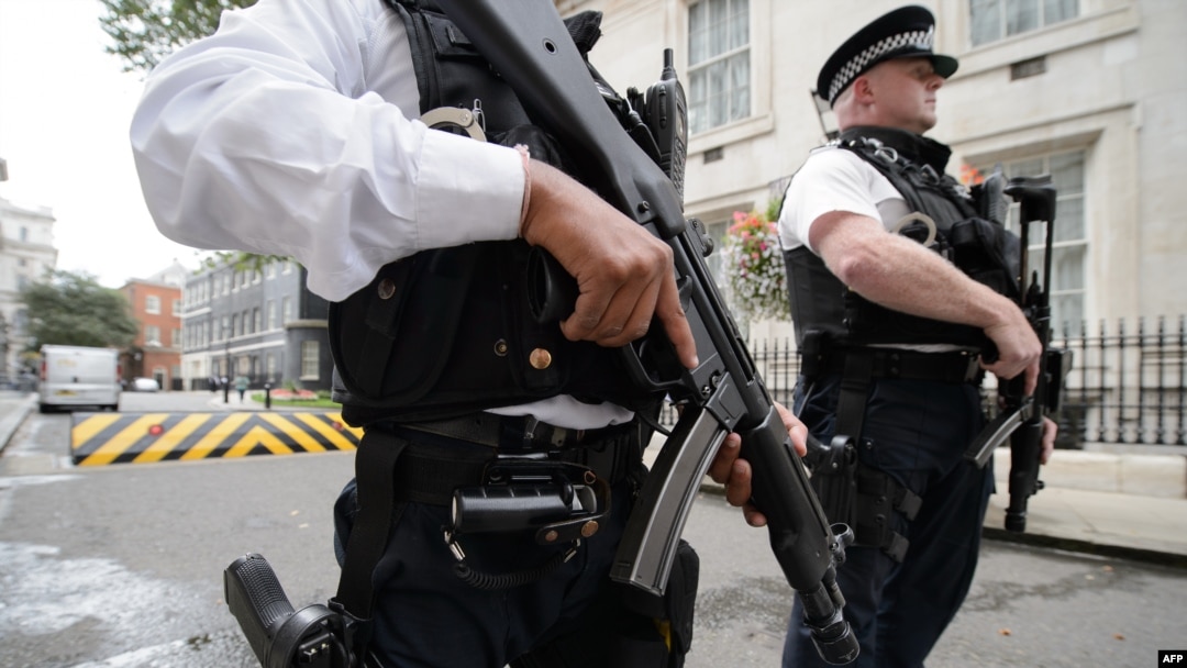 Polisi Inggris siaga dengan senjata mereka saat bertugas mengamankan komplek kantor PM Inggris di Downing Street, London (foto: dok).