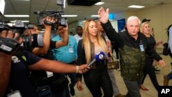 ARCHIVO - El expresidente panameño Ricardo Martinelli camina en el Aeropuerto Internacional de Tocumen en Ciudad de Panamá, el 25 de enero de 2023. 