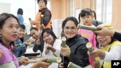 한국의 담양 전통문화를 체험하고있는 외국인 노동자들