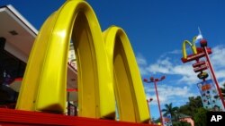 McDonald, perusahaan restoran waralaba asal Amerika yang cukup sukses di Indonesia.