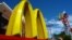 McDonald, perusahaan restoran waralaba asal Amerika yang cukup sukses di Indonesia.