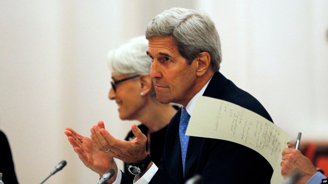 Menteri Luar Negeri AS John Kerry dan Wakil Menlu untuk urusan politik Wendy Sherman dalam pertemuan dengan para menlu dan perwakilan dari Jerman, Perancis, Inggris, Rusia dan Uni Eropa mengenai program nuklir di Iran, di Wina, Austria (10/7). (Carlos Barria/Pool via AP)
