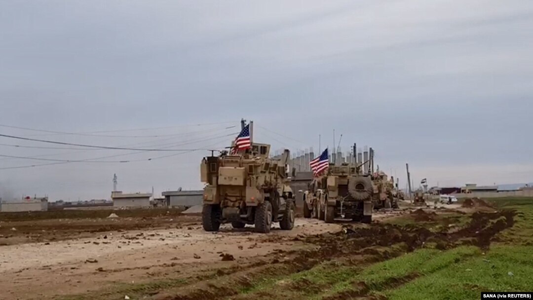 Konvoi kendaraan militer AS di Desa Khirbet Amo dekat Qamishli, Suriah, 12 Februari 2020. (Foto: SANA via Reuters)