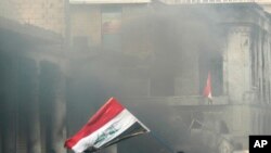 Manifestantes antigubernamentales se reúnen en la calle Rasheed durante enfrentamientos con las fuerzas de seguridad en Bagdad, Iraq, el viernes.