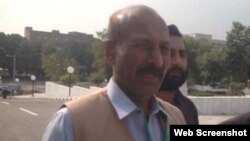 منشا بم ، سپریم کورٹ کے باہر میڈیا سے بات کر رہے ہیں۔ 15 اکتوبر 2018