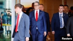 美国财政部长斯科特·贝森特抵达韩国仁川国际机场准备与中国国务院副总理何立峰进行贸易磋商，他随后将前往北京参加特朗普总统与中国国家主席习近平的峰会。(2026年5月13日)