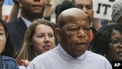 Le député américain John Lewis, à droite, mène une marche de milliers de personnes dans les rues d'Atlanta le 24 mars 2018.