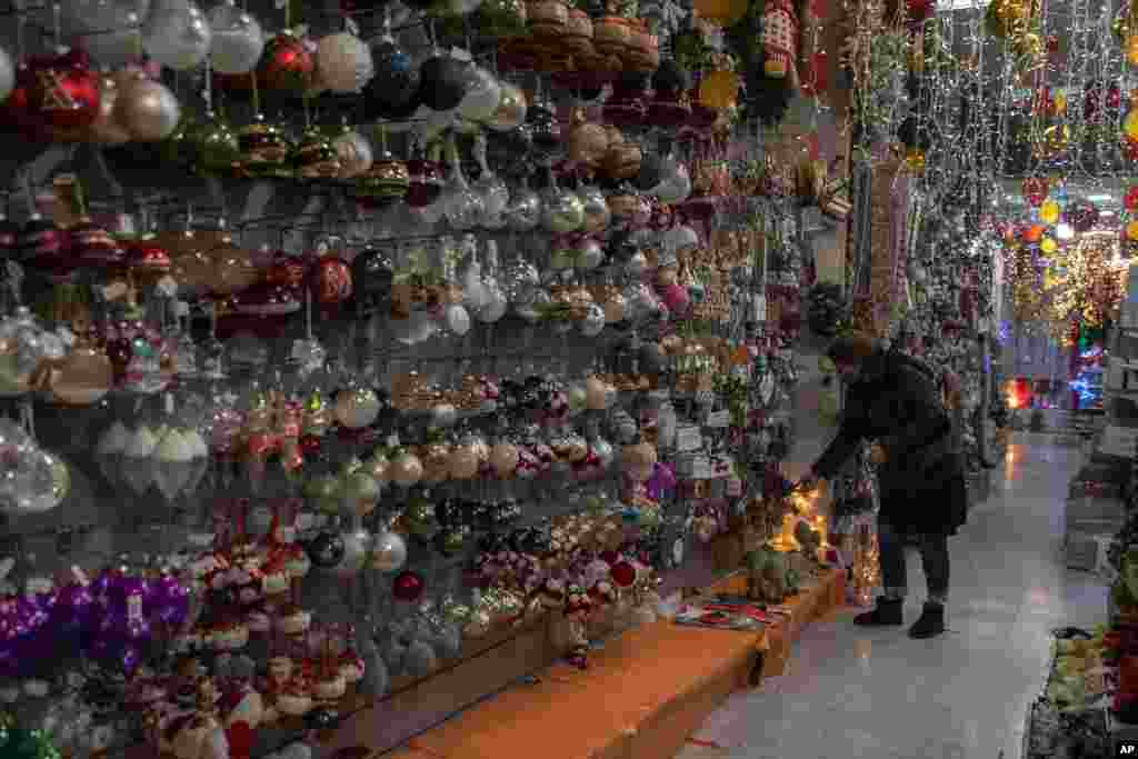 فروش تزئینات کریسمس در فروشگاهی در آتن که با وجود تعطیلی ناشی از همه گیری، به روی مشتریان باز است