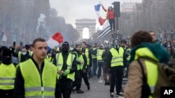 Gerakan 'gilet jaune' atau 'rompi kuning' muncul di Perancis sebagai protes terhadap pajak bahan bakar dan berkembang menjadi demonstrasi nasional.