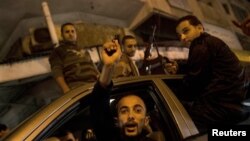 Gazze'de ateşkesi kutlayan Filistinliler