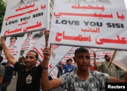 FILE - Supporters of Egyptian President Abdel Fattah al-Sisi take part in a rally to back his candidacy in the presidential elections in December, at Al Galaa Square in the Dokki district of Giza, Egypt, October 2, 2023.