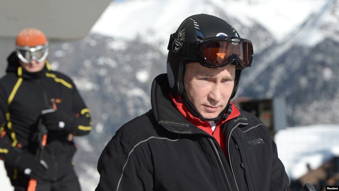 Presiden Rusia Vladimir Putin saat meninjau area cross-country ski dan pusat biathlon "Laura" di Resor Krasnaya Polyana dekat Sochi (3/1).