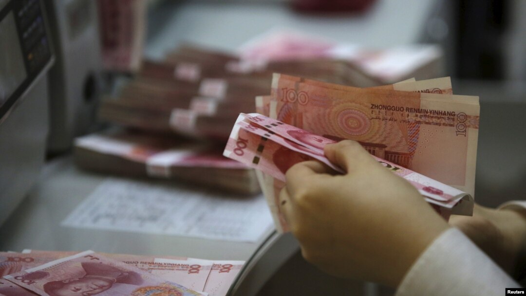 中国北京工商银行的一名店员点数百元人民币(2016年4月13日)