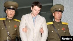 Mahasiswa AS, Otto Frederick Warmbier, saat masih ditahan pihak berwajib di Korea Utara (foto: dok).