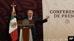 El presidente mexicano Andrés Manuel López Obrador da su conferencia de prensa matutina habitual en el Palacio Nacional de la Ciudad de México, el lunes 15 de abril de 2024. 