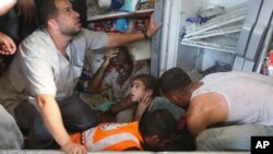 Palestinci spasavaju preživjele izraleskog napada u Pojasu Gaze (Foto: AP/Hatem Ali)
