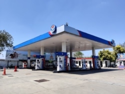 Gasoline stations in New Delhi are open but in a city on lockdown there are virtually no customers. (Anjana Pasricha/VOA)