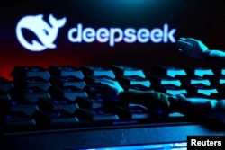 Logo deepseek, keyboard, dan tangan robot dalam sebuah ilustrasi, 27 Januari 2025. (Foto: REUTERS/Dado Ruvic)