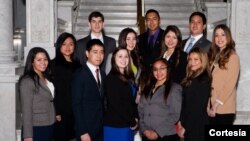 Doce estudiantes hispanos llegan al Congreso para ver de cerca cómo funciona el sistema federal y les sirva de inspiración en su futuro profesional.