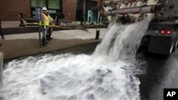 Ekipe ispumpavaju vodu iz podruma poslovne zgrade u nižem delu Menhetna, u Njujorku